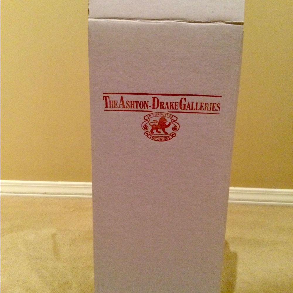 Ashton Drake collectable porcelain doll. Like new! Rapunzel - Picture 2 of 4